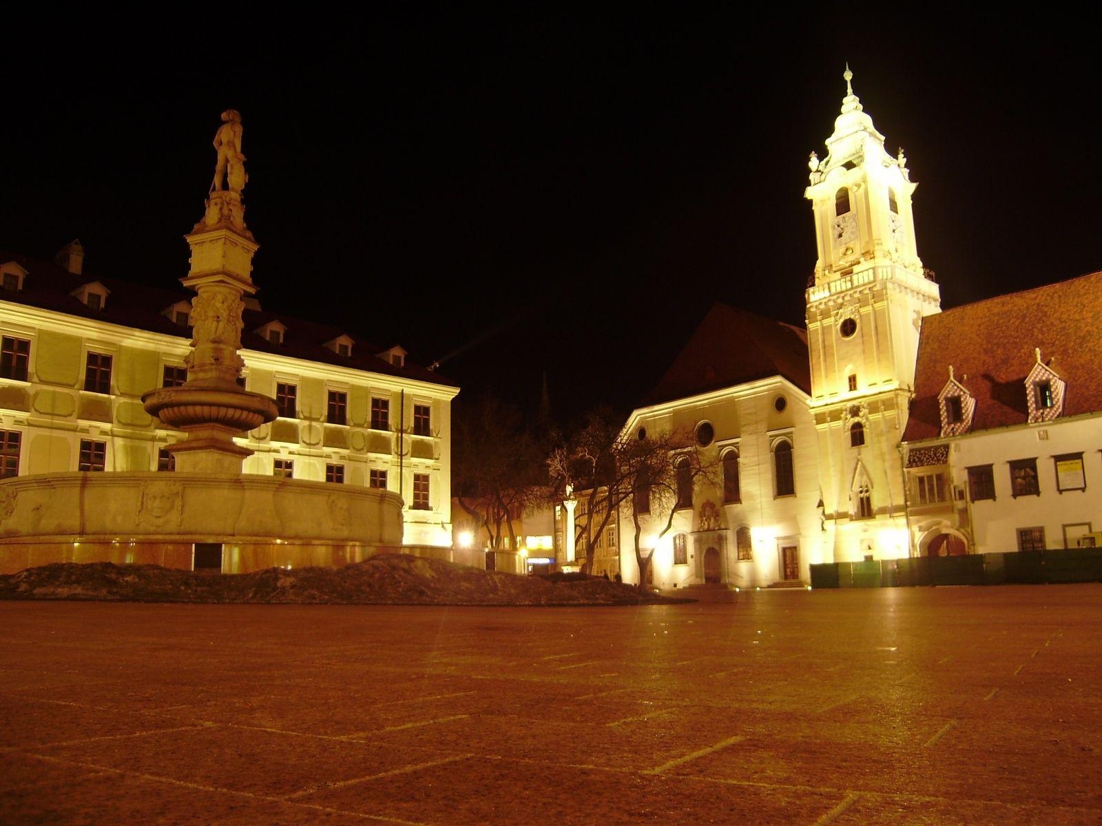 1600x1200 Bratislava square wallpaper and image, picture, photo, Desktop