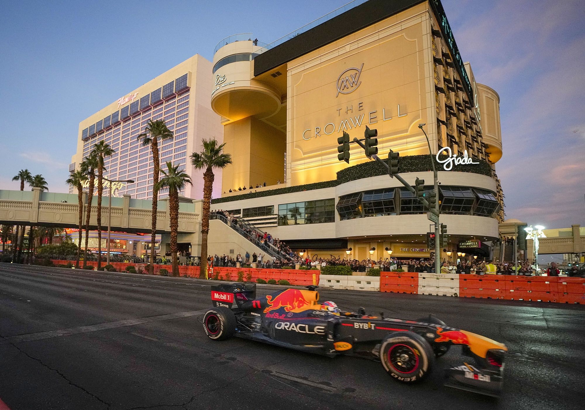 2000x1410 Las Vegas Grand Prix tickets sell out despite $000 seats, Desktop