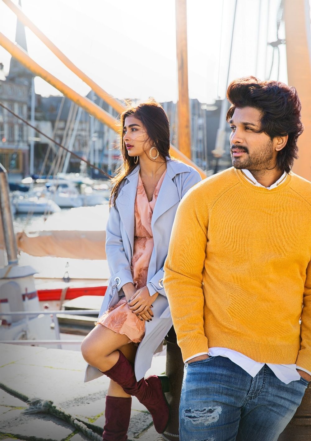 1000x1420 Allu Arjun and Pooja Hegde still from Samajavaragamana song, Phone