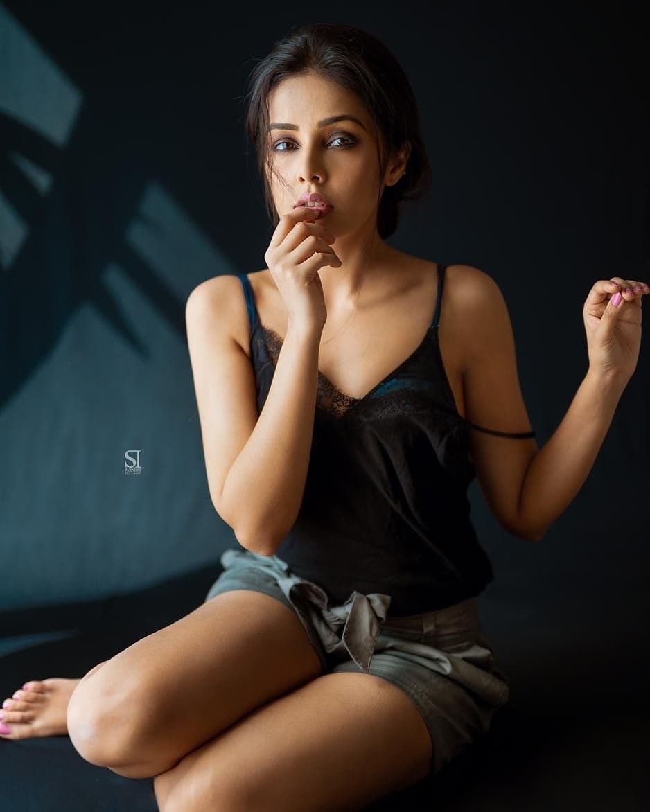 940x1180 Shivani Rangole's Feet << wikiFeetwikifeet.com, Phone