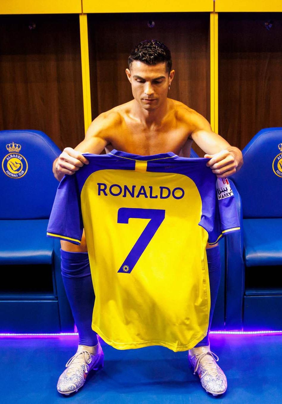 950x1360 Cristiano Ronaldo unveiled by Saudi club Al Nassr, Phone