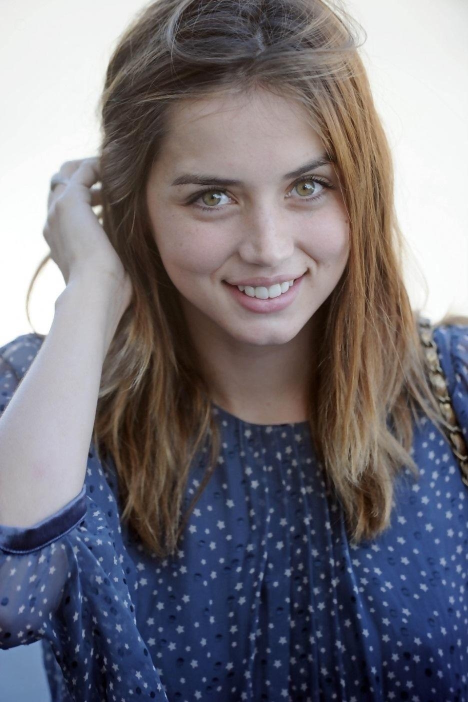 940x1410 Ana De Armas High Quality Wallpaper For iPhone, Phone