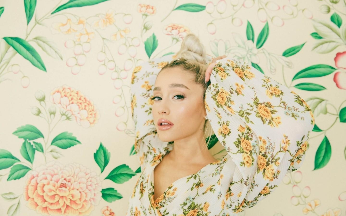 1440x900 Download  Ariana Grande, Singer, Flowers, Celebrity, Desktop