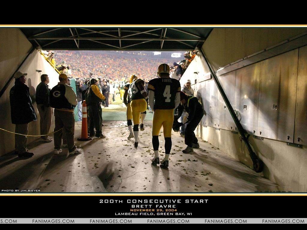 1030x770 green bay packers brett favre walks photo, Desktop