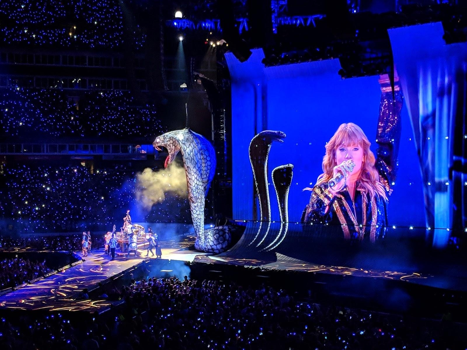 1600x1200 Taylor Swift Salutes Nashville, Captivates Hometown Crowd On, Desktop