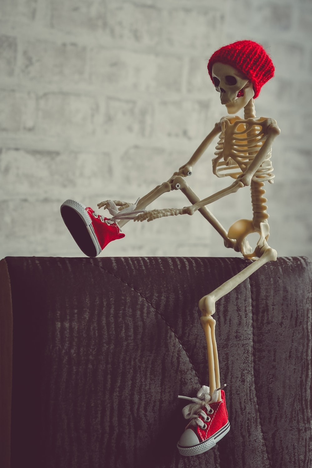 1000x1500 gold and red skeleton figurine photo, Phone