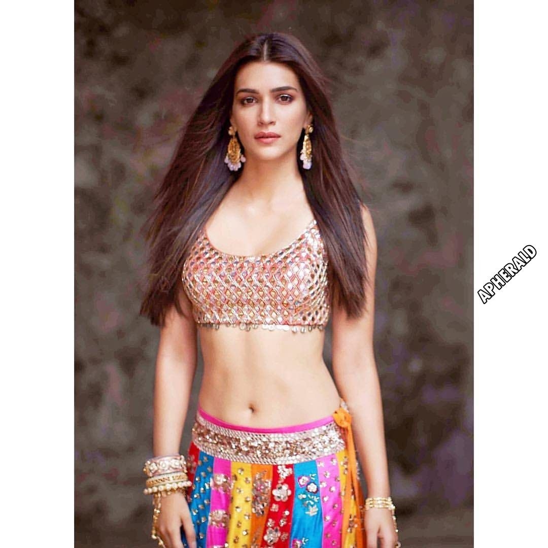 1080x1080 Kriti Sanon Hot Navel, Phone