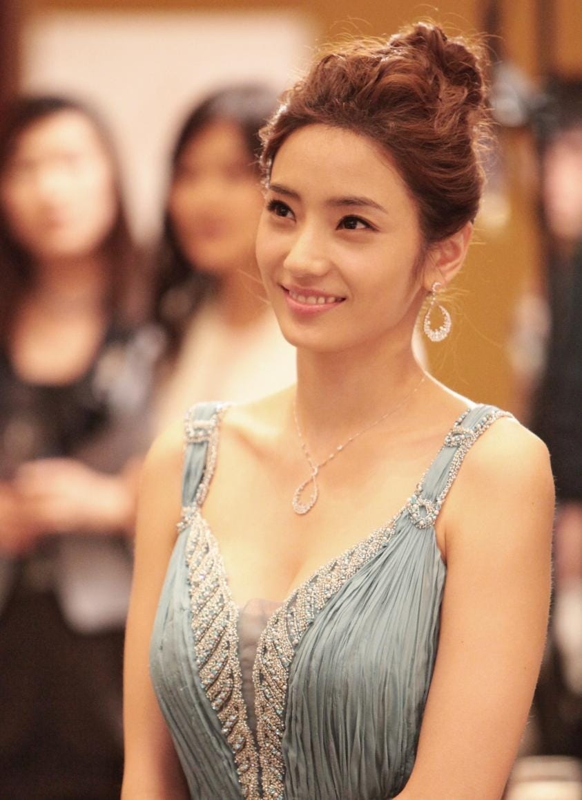 850x1160 Han Chae Young, Phone