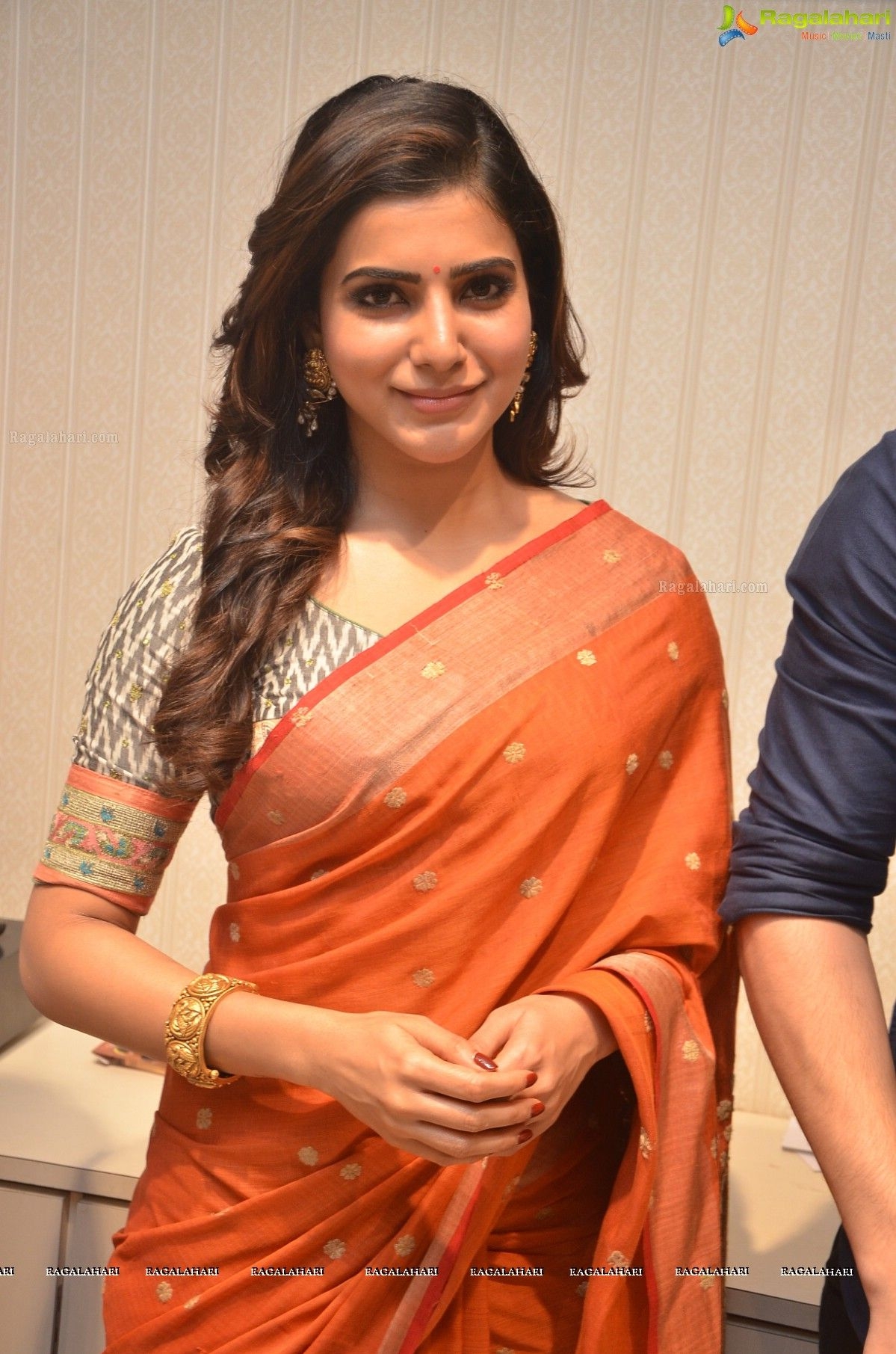 1200x1820 Samantha In Saree, Phone