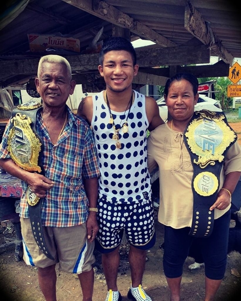 830x1030 Rare Pics Of Rodtang Jitmuangnon With His Parents, Phone