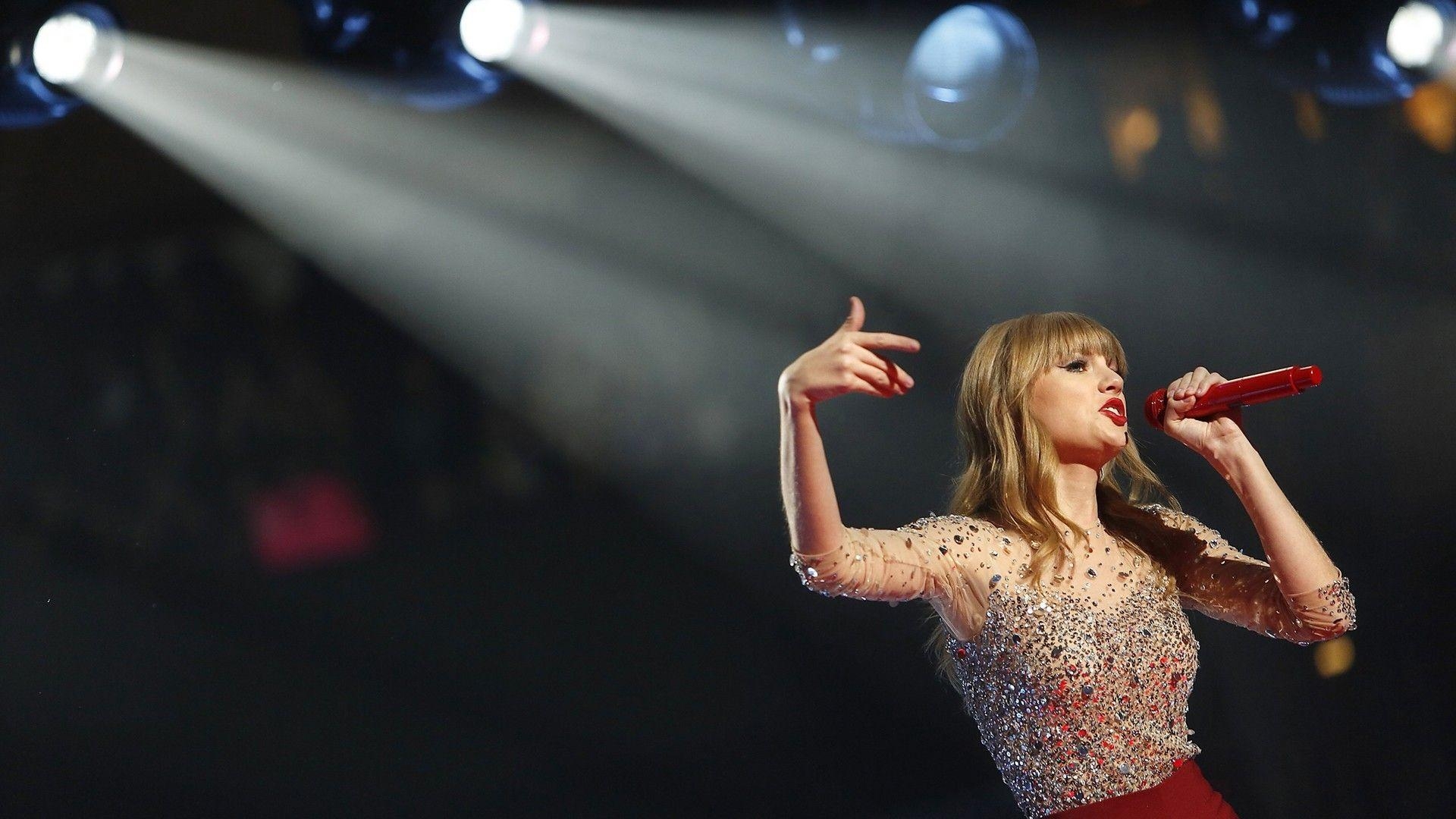 1920x1080 Lovely Pic of Taylor Swift During Live Perfomance on Mic HD Photo, Desktop