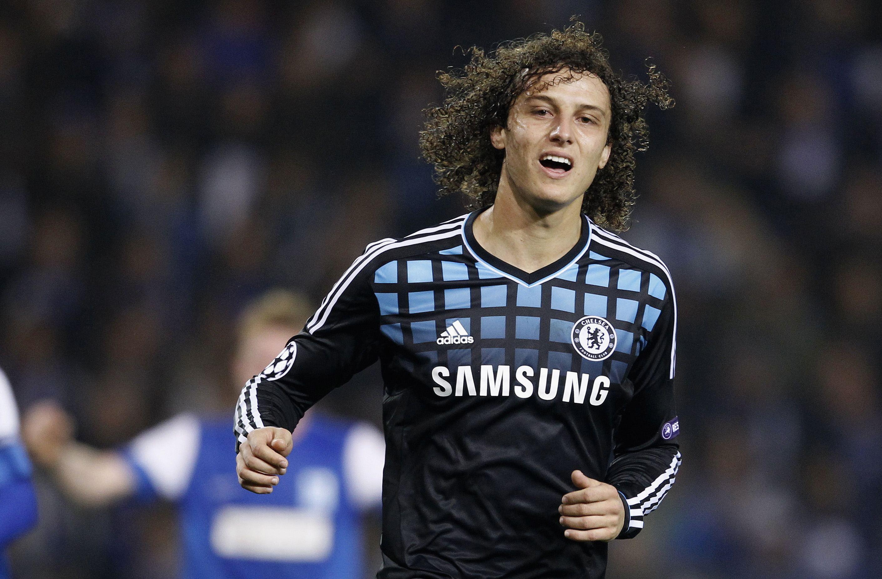 2820x1860 The football player of Chelsea David Luiz tired after game, Desktop