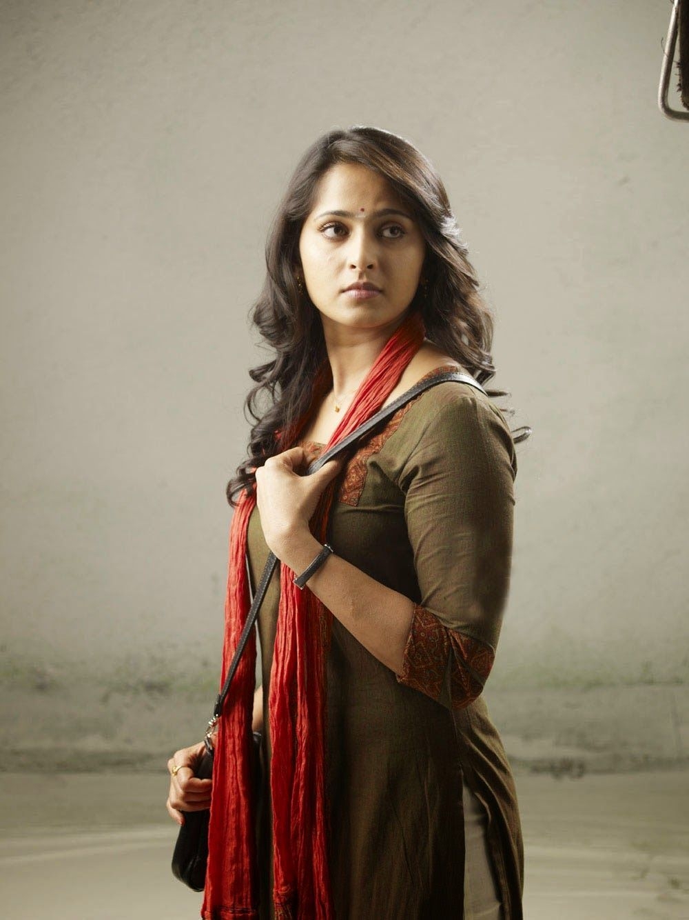 1000x1340 Oh ! Anushka Shetty: Anushka Shetty Hot Movie Deiva Thirumagal (2011) Image Gallery. Celebrities female, Anushka photo, Stylish girl pic, Phone