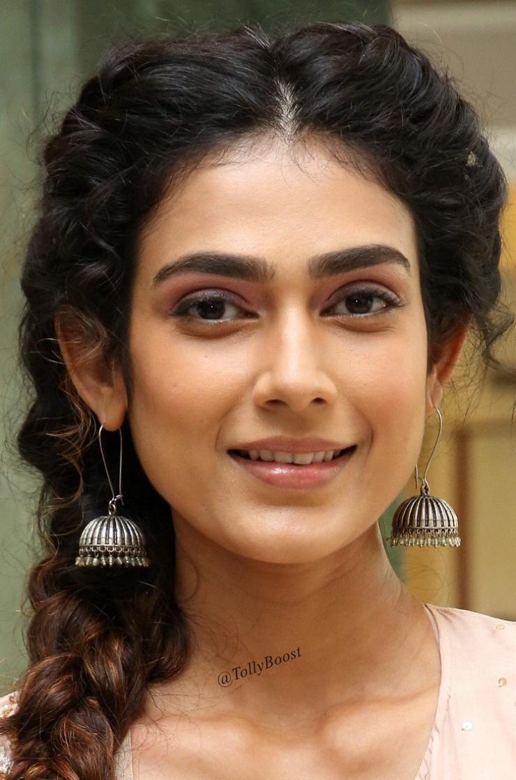 740x1120 Gorgeous Indian Girl Aakanksha Singh Without Makeup Oily Face, Phone