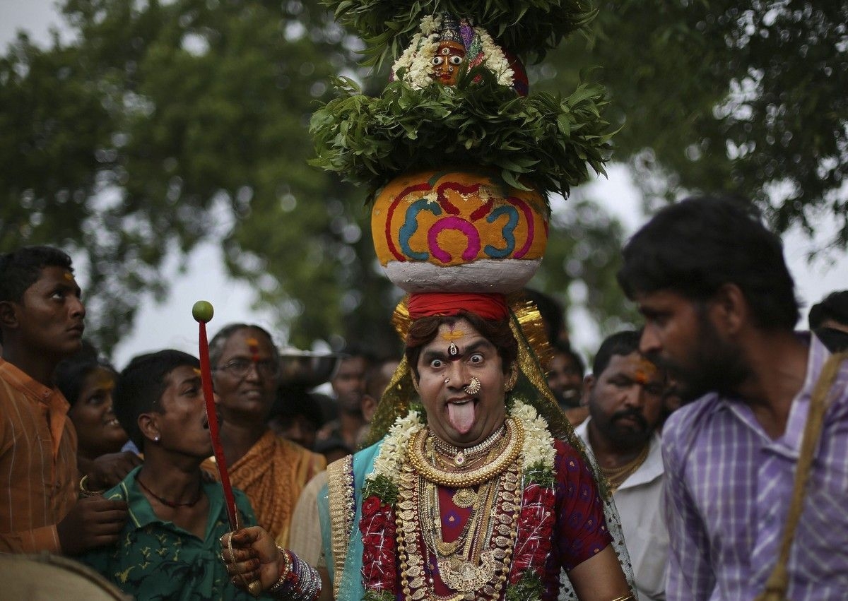 1200x860 Absolutely Gorgeous Photo Of Hyderabad's Bonalu Festival. Hindu festivals, Absolutely gorgeous, Festival captain hat, Desktop