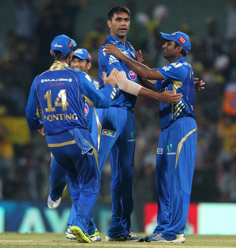 900x950 Munaf Patel picks up Murali Vijay, Chennai Super Kings v Mumbai, Phone