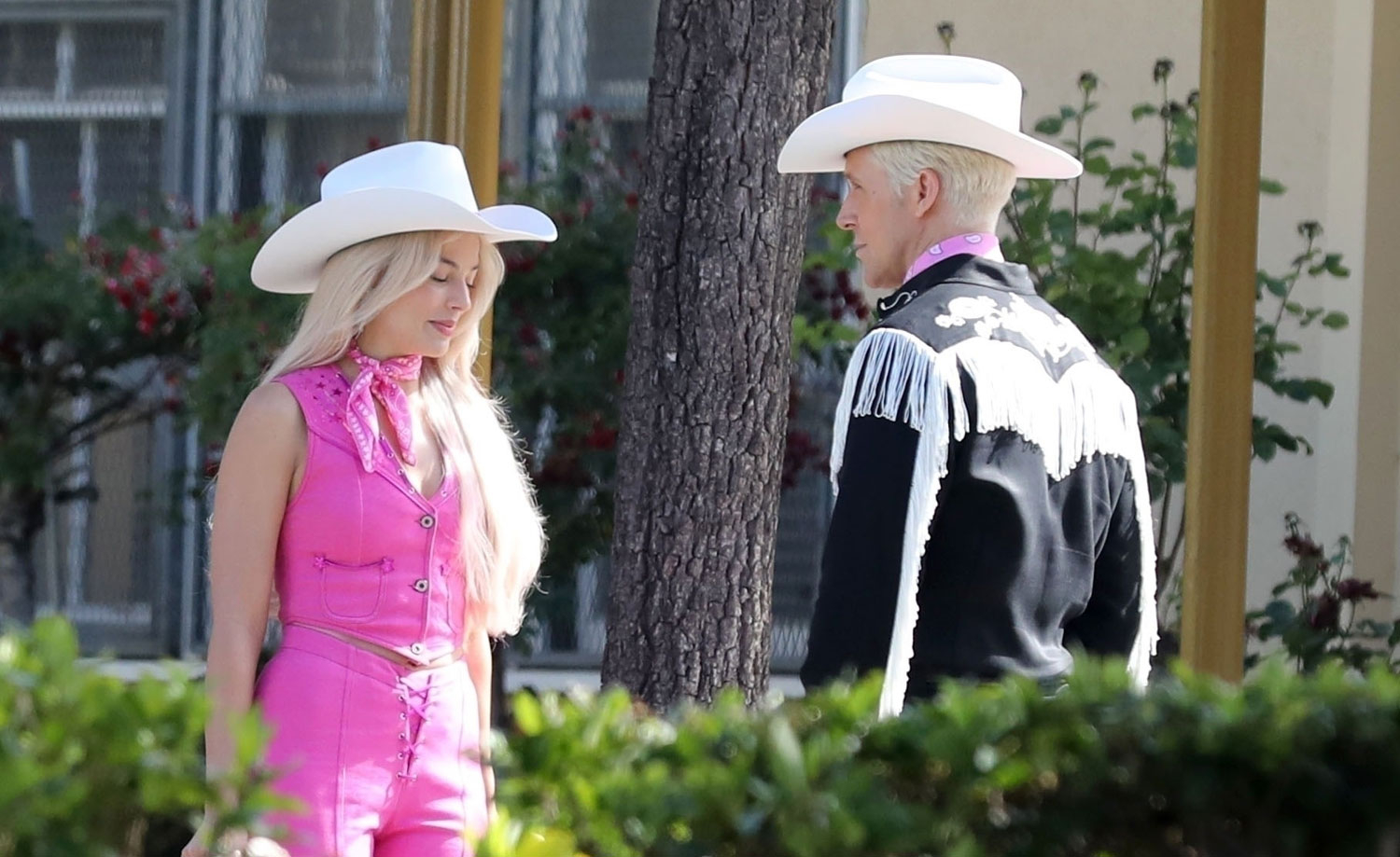 1500x920 Margot Robbie & Ryan Gosling Transform Into Cowboy Barbie & Ken While Filming 'Barbie' Movie (Photos). Barbie, Greta Gerwig, Margot Robbie, Ryan Gosling. Just Jared: Entertainment News and Celebrity Photo, Desktop