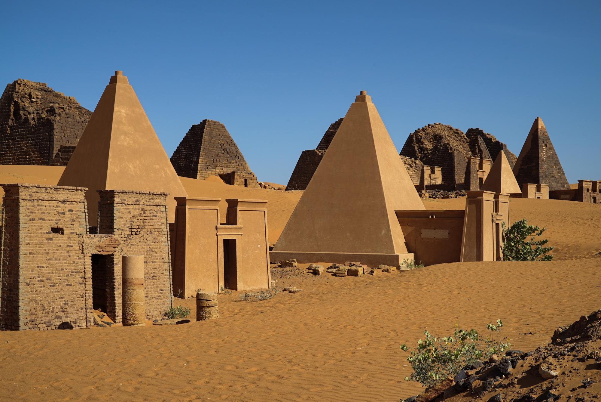 2000x1340 Picture of Sudan's forgotten Nubian pyramids, Desktop