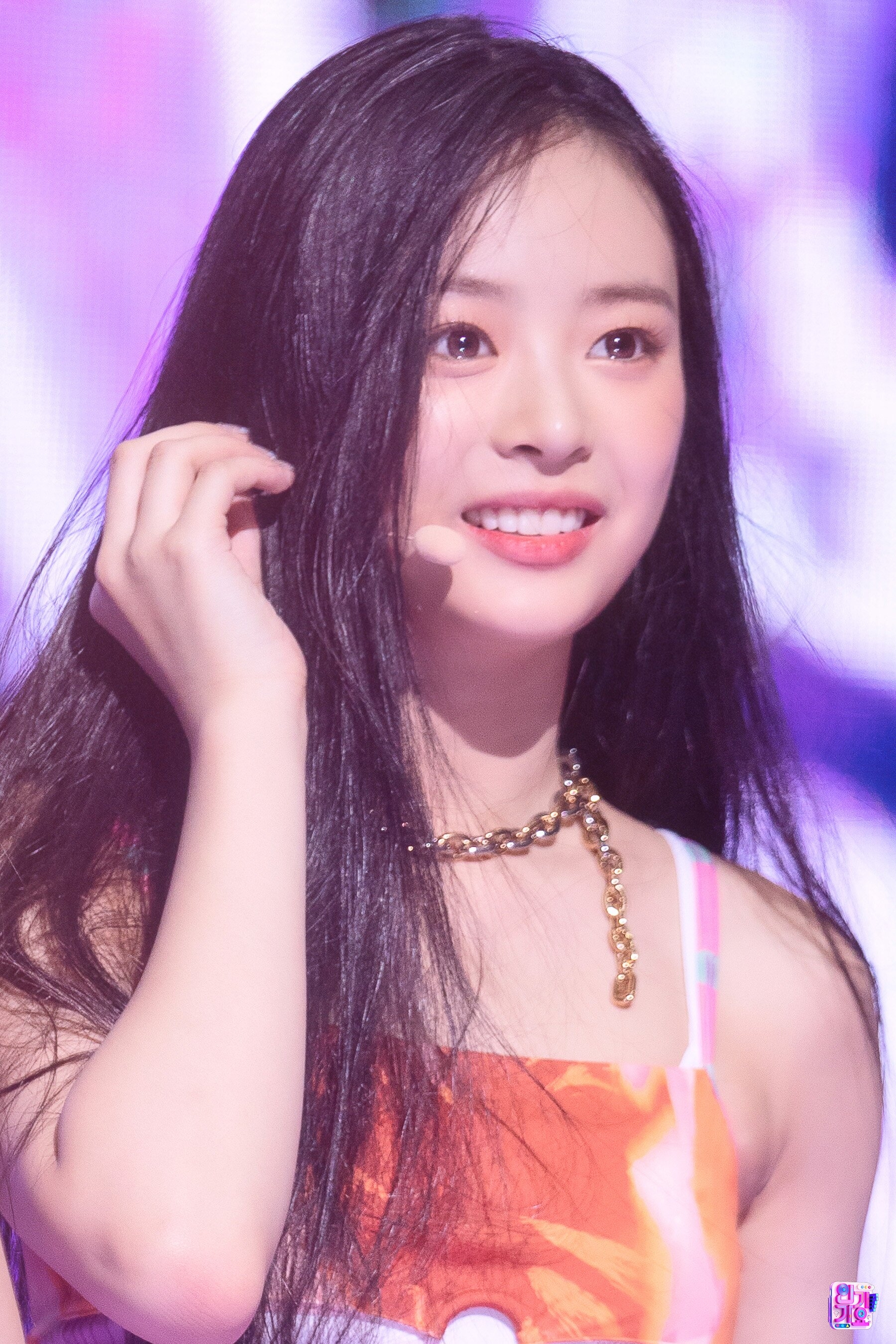 1800x2700 NewJeans Hanni - 'Attention' at Inkigayo, Phone