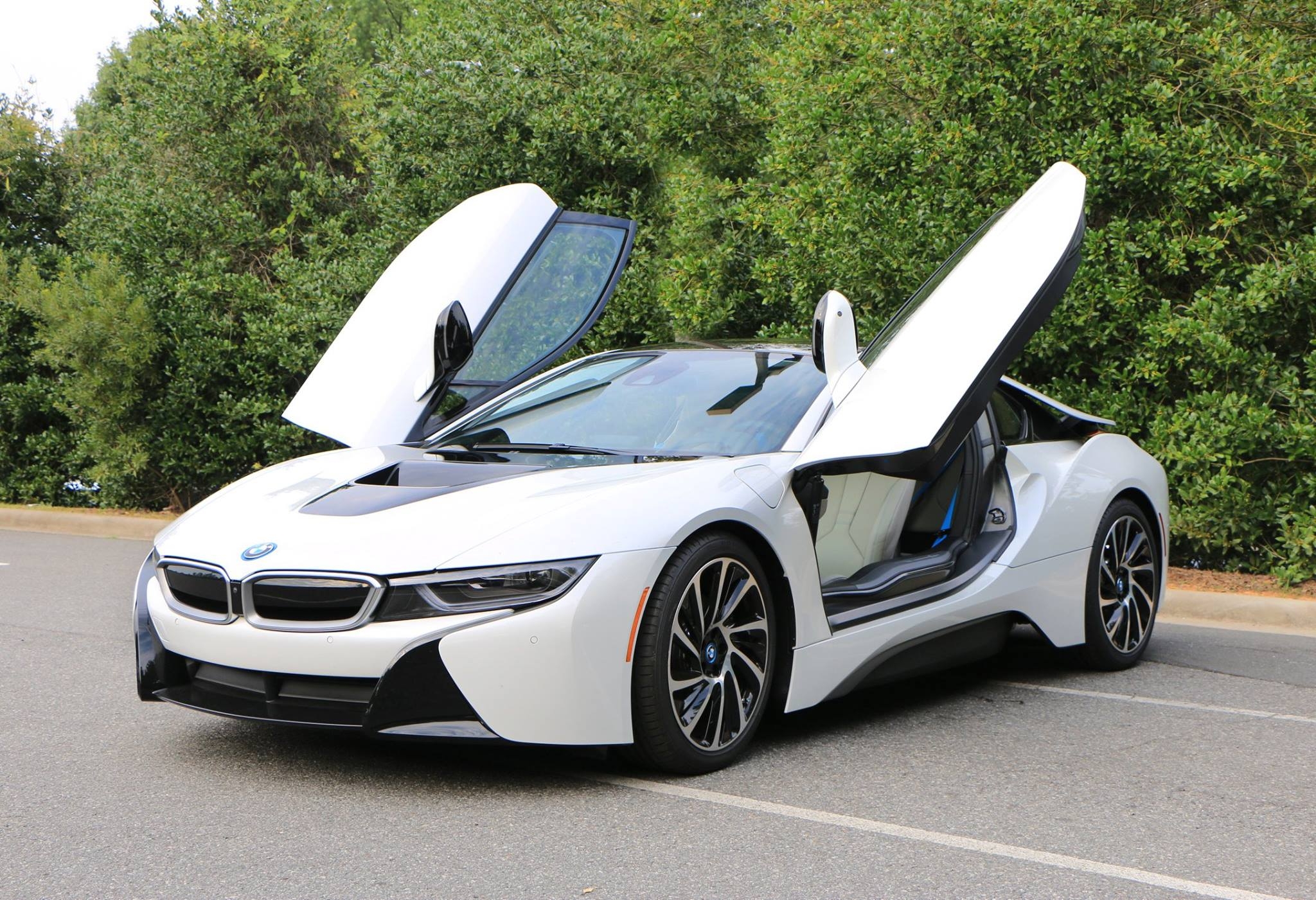 2050x1410 BMW i8 models are still available at BMW dealerships, Desktop