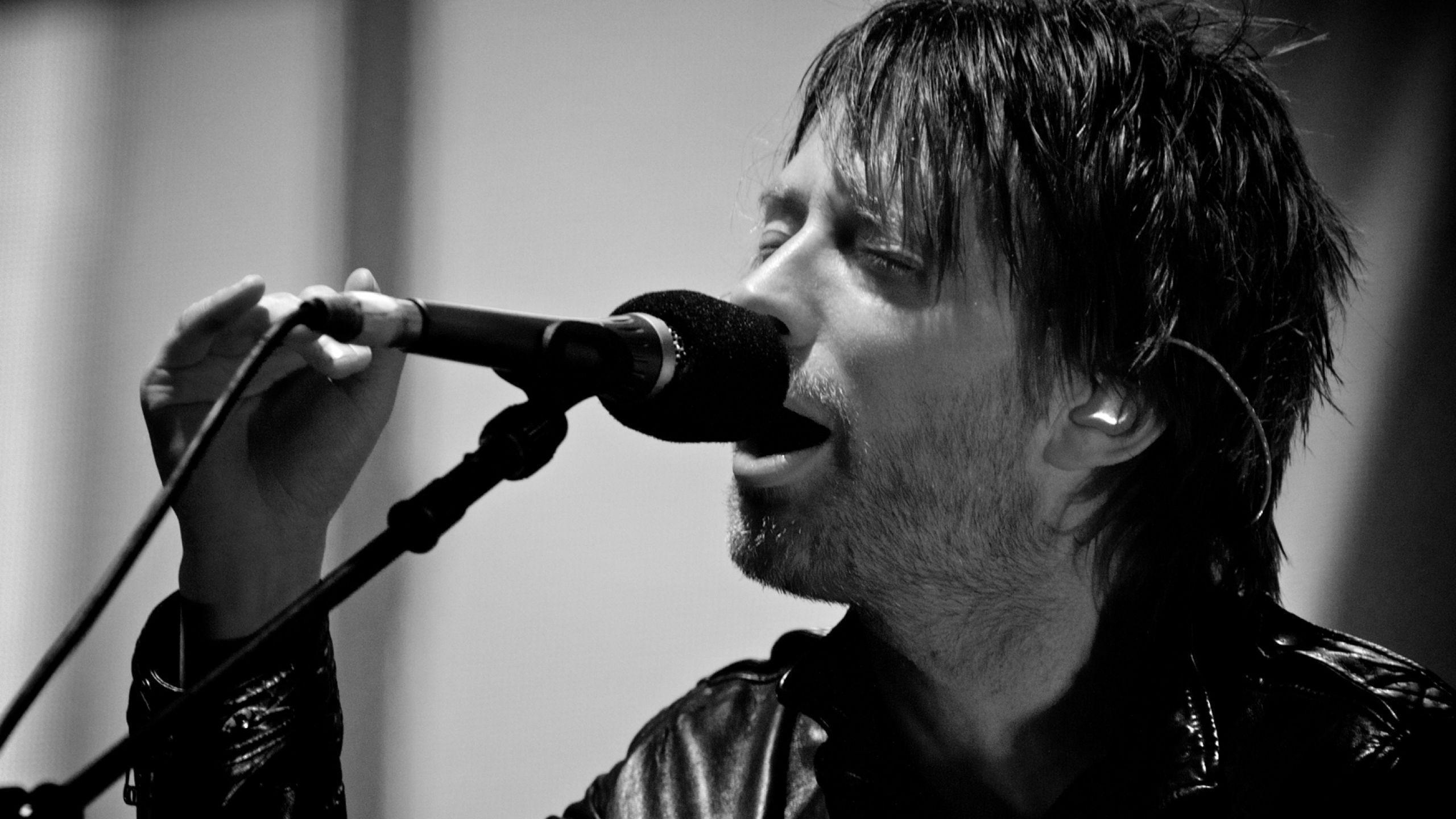 2560x1440 Download Wallpaper  Radiohead, Soloist, Singing, Desktop