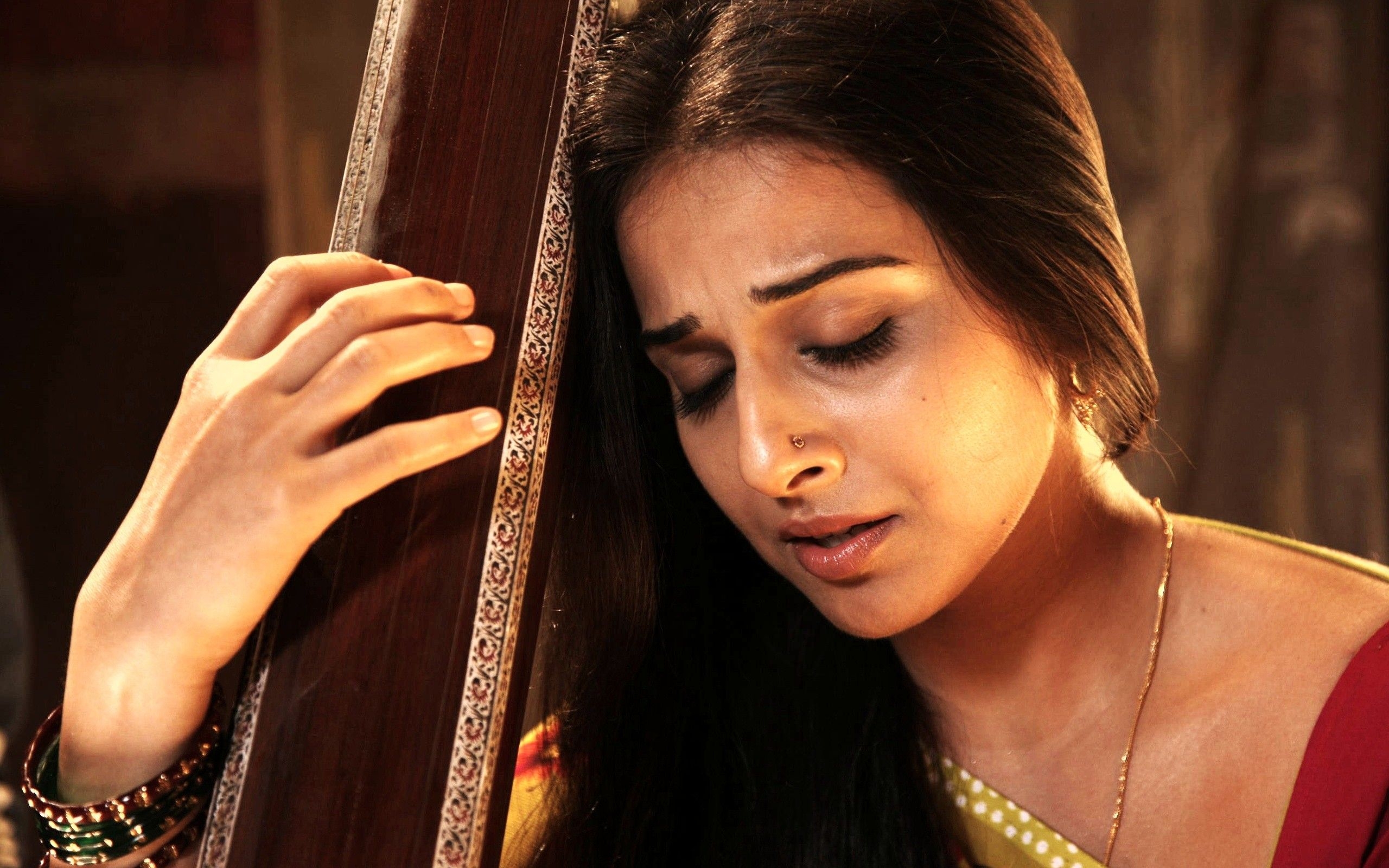 2560x1600 Vidya Balan in Ishqiya Wallpaper, Desktop