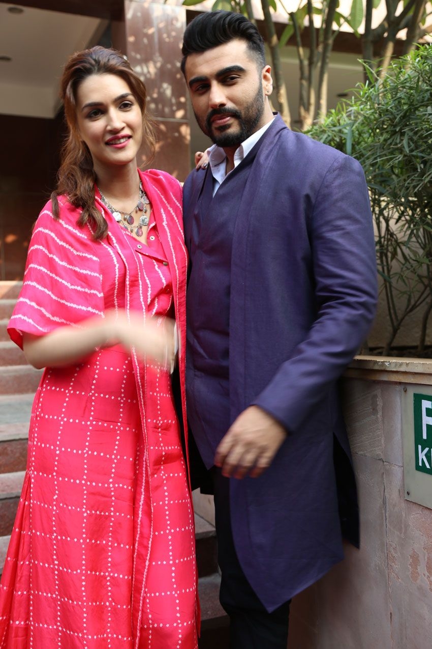 850x1280 Arjun Kapoor and Kriti Sanon Snapped.filmibeat.com, Phone