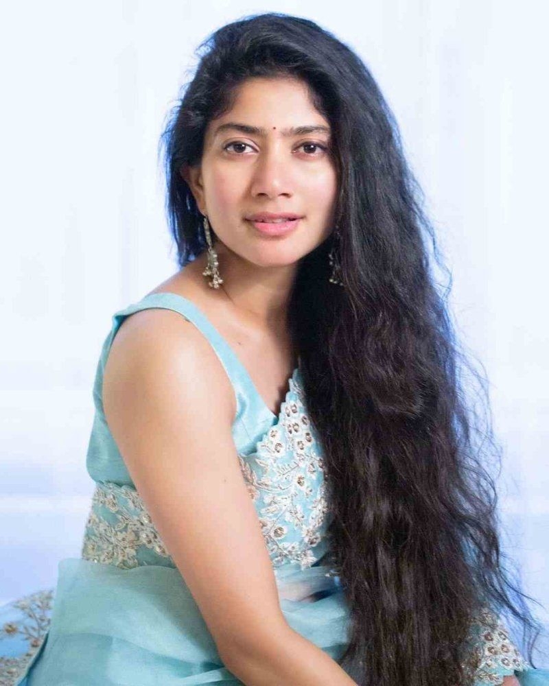 800x1000 Love Story actress Sai Pallavi Pics in Blue Saree, Phone