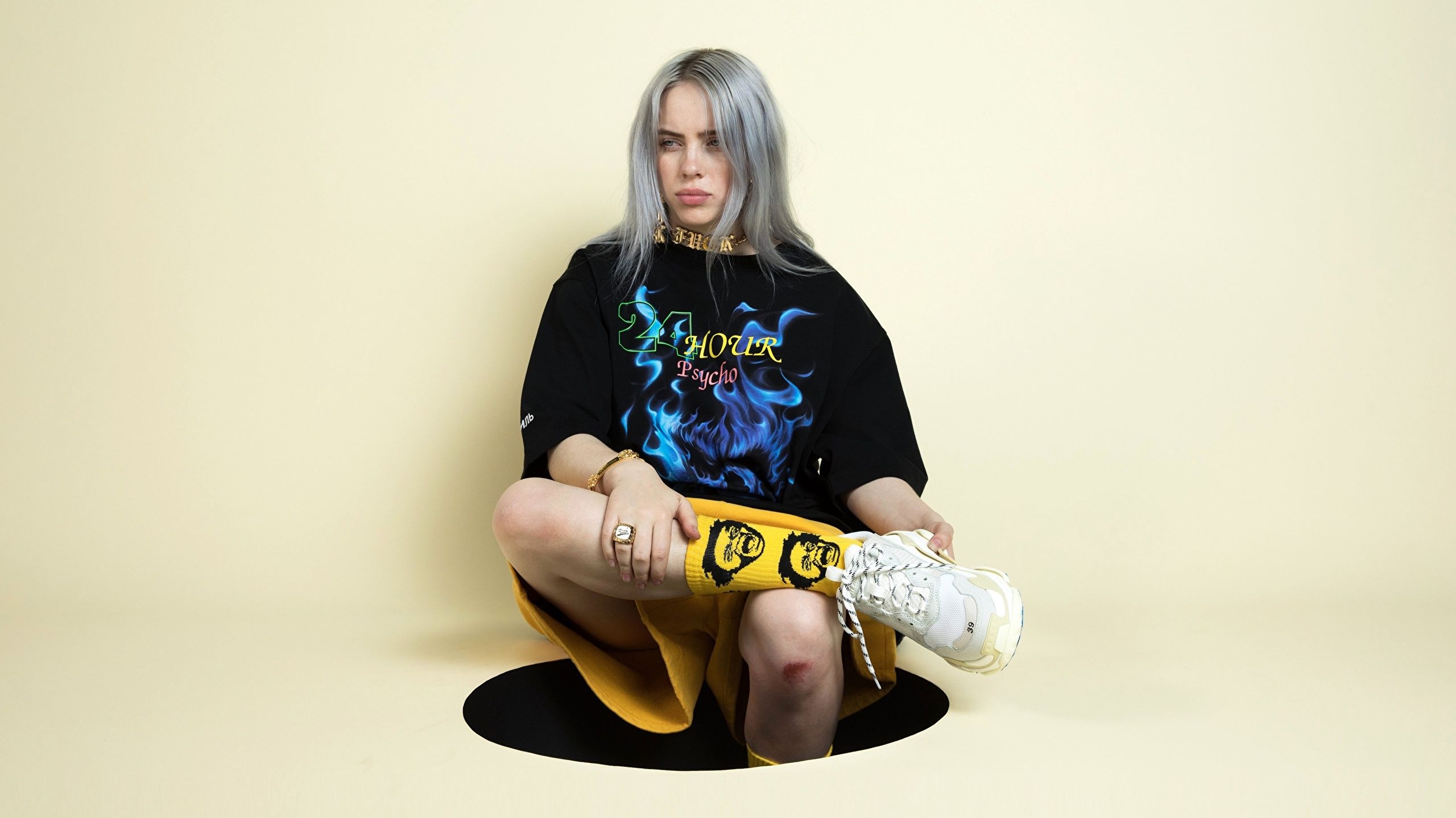 2560x1440 Photo Blonde Girl Billie Eilish Pose Girls T Shirt, Desktop