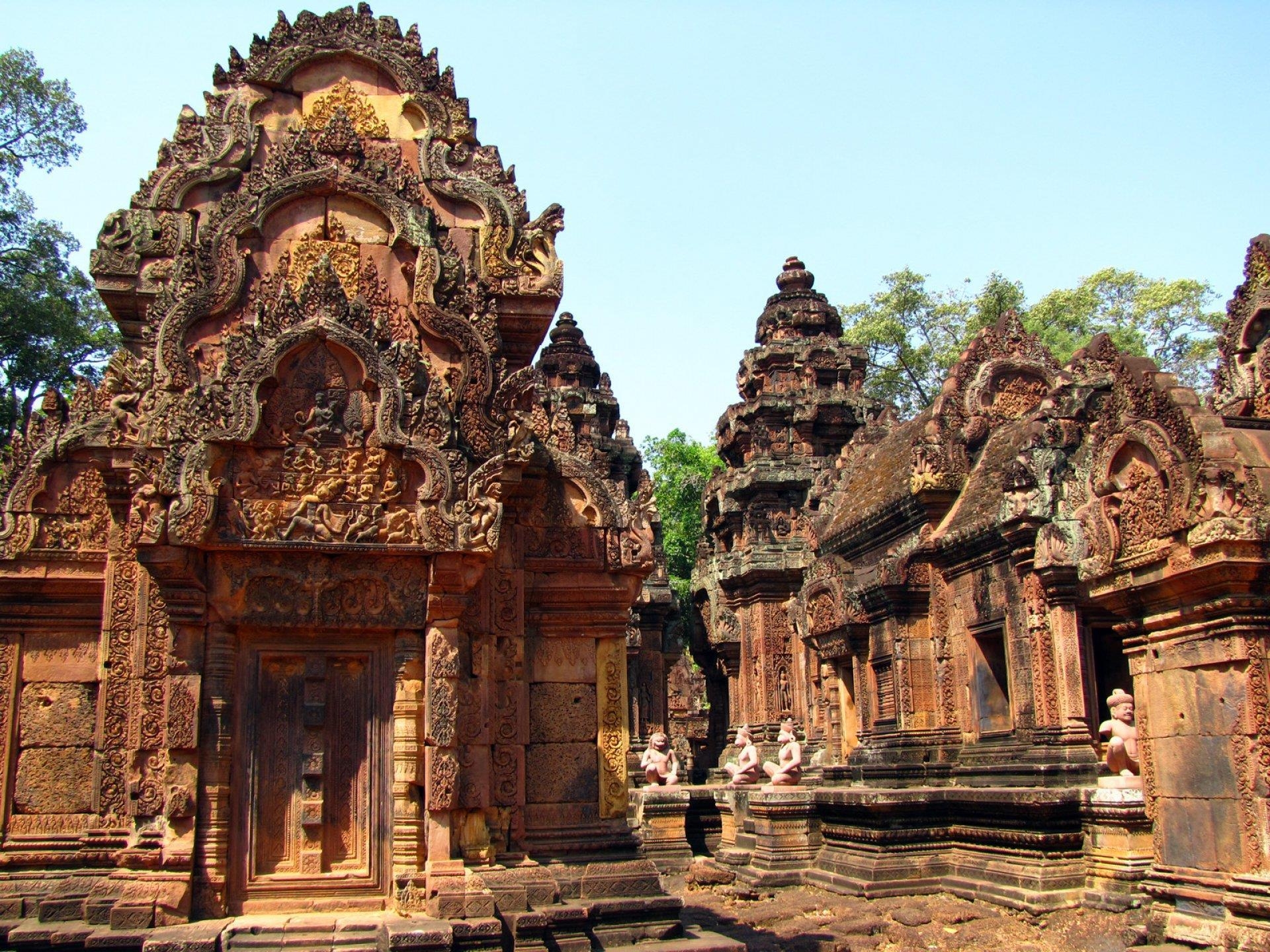 1920x1440 The walls of the ancient temple of Banteay Srei, Cambodia, Desktop