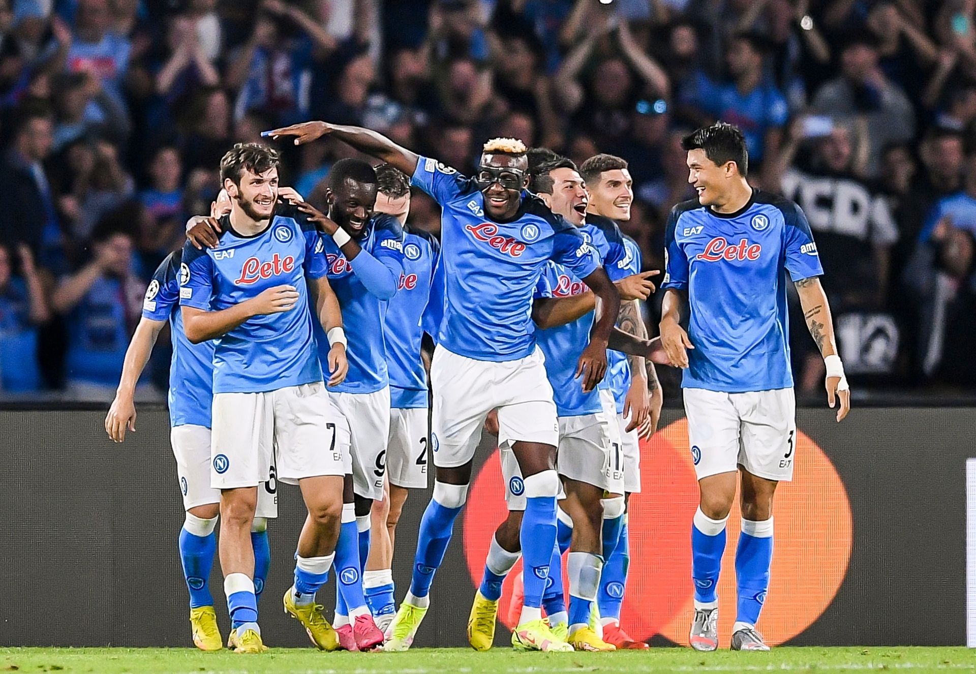 1920x1330 Napoli's amazing resurgence with Serie A leaders the highest scorers in Champions League and winning fans for their play, Desktop