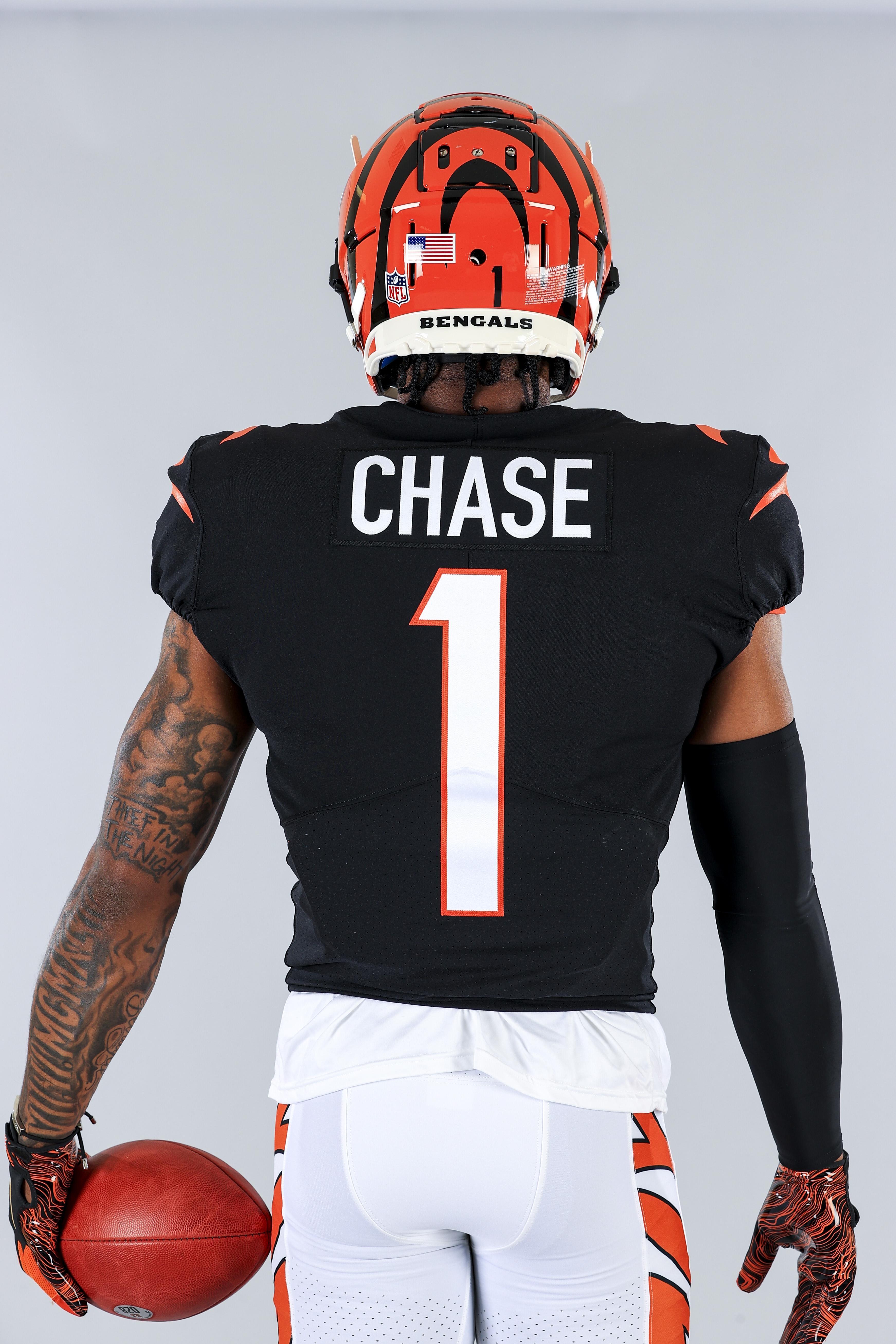 3490x5230 Photo Ja'Marr Chase rocks a Bengals uniform for the first time, Phone