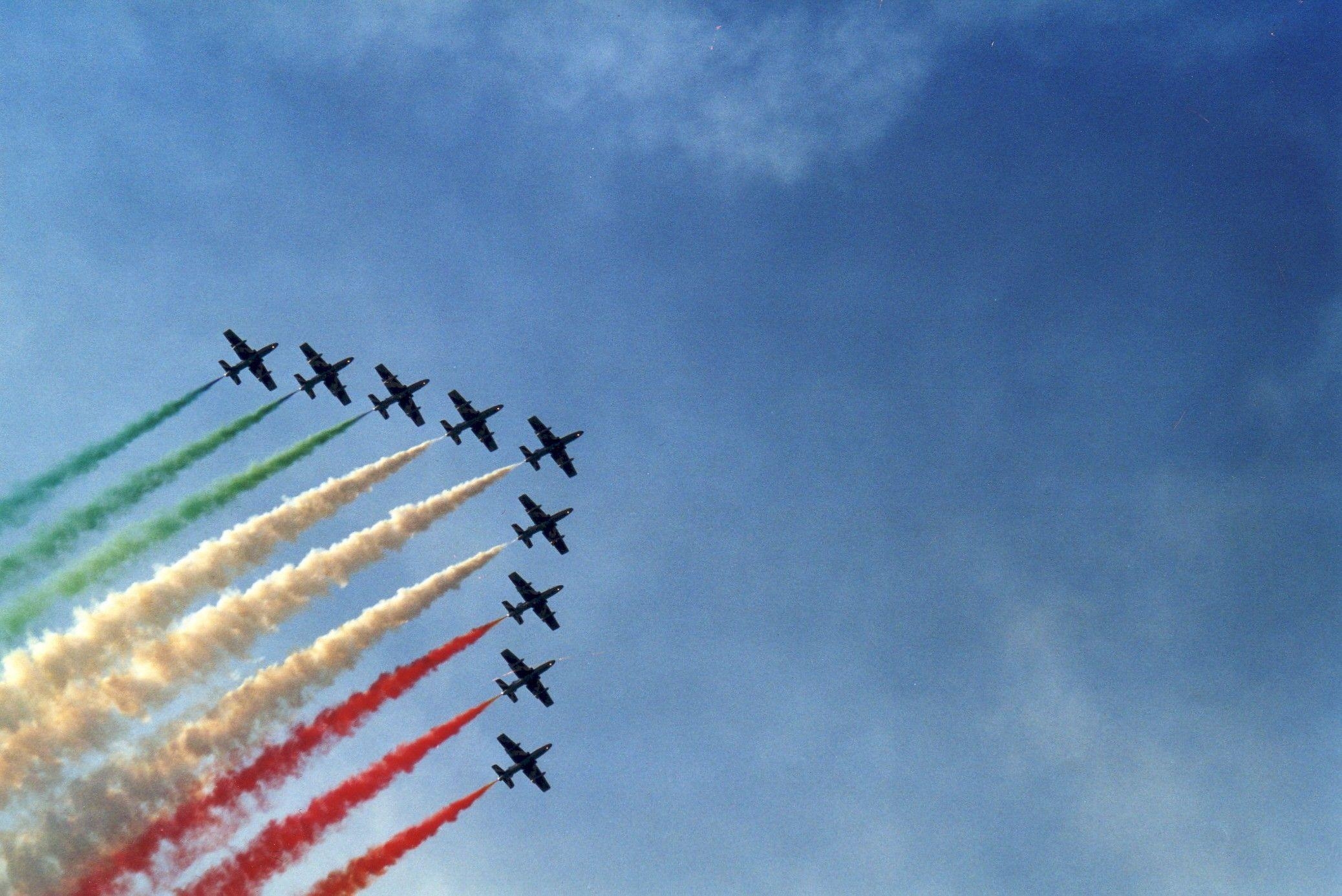 2080x1390 airplanes flags italian italy contrails acrobatics frecce, Desktop