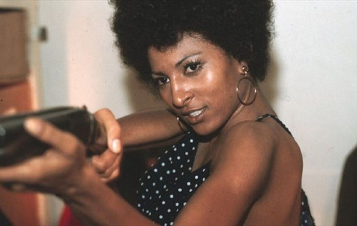 1200x760 Pam Grier dishes dirt on being a female action star, Desktop