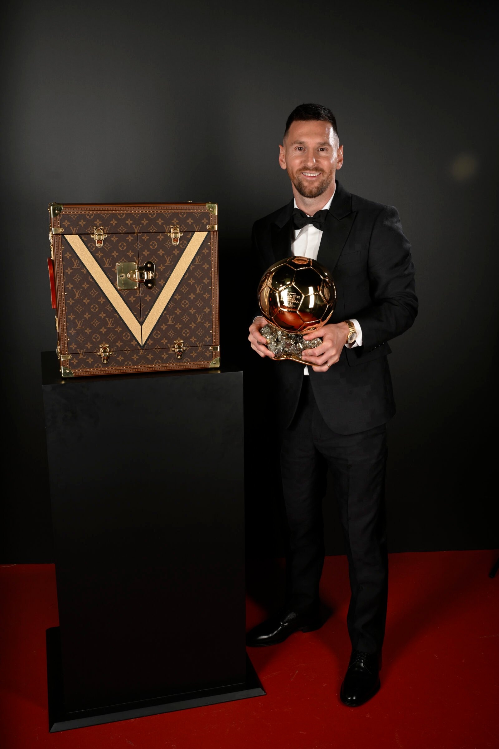 1600x2400 Lionel Messi and Family Dazzle in Louis Vuitton at the 2023 Ballon d'Or® Ceremony, Phone