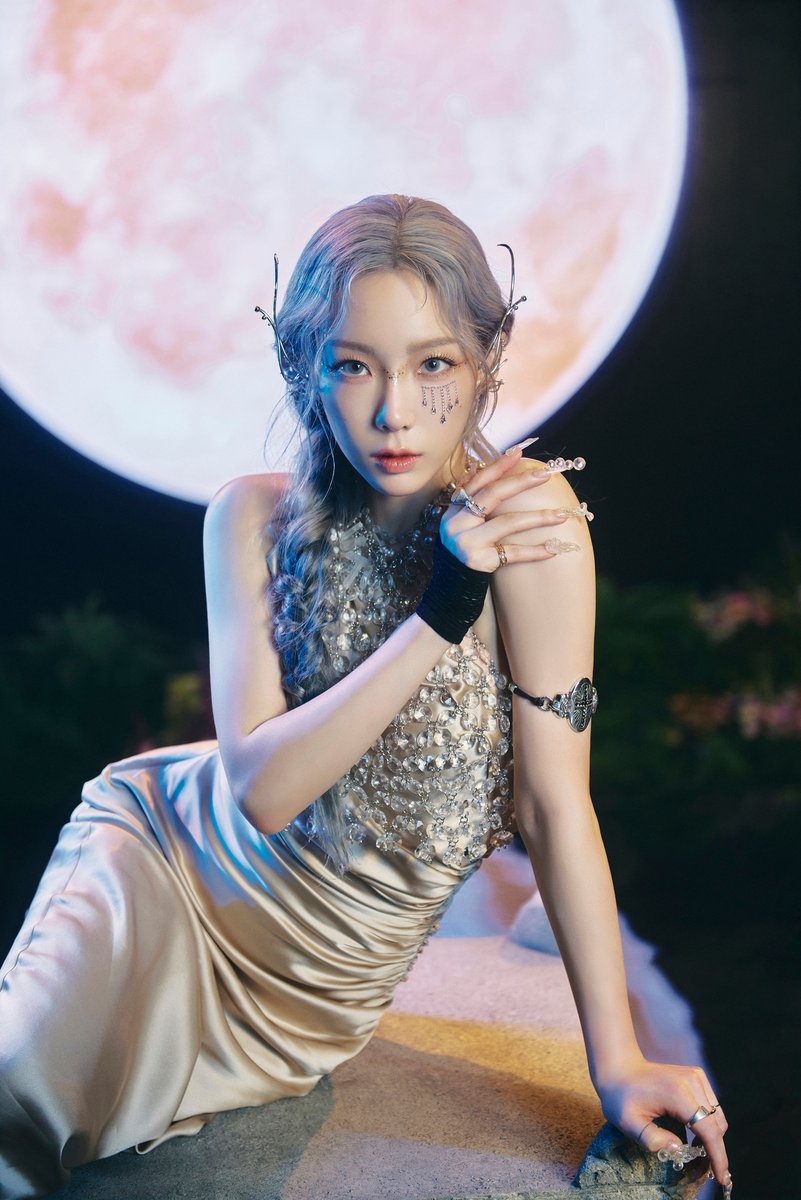 810x1200 Watch: Girls' Generation's Taeyeon Is Ethereal In Enchanting MV For “INVU” Comeback, Phone