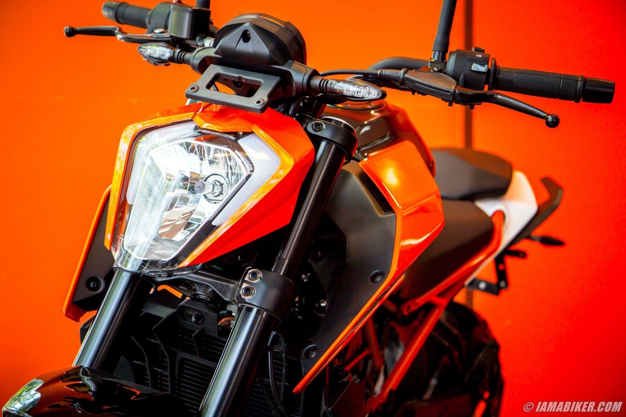 2000x1340 KTM Duke 250 head light, Desktop