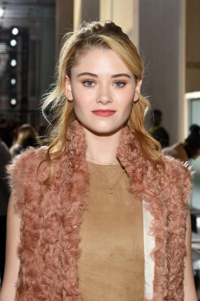 800x1210 Virginia Gardner At Longchamp Show During New York Fashion Week, Phone