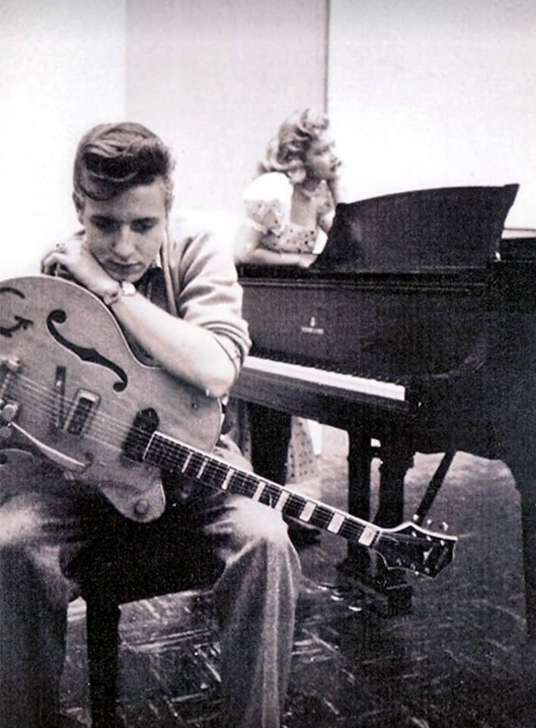 1060x1450 Épinglé par Gloria Breedlove sur Eddie Cochran. Rock and roll, Chanteur, Rock n'roll, Phone