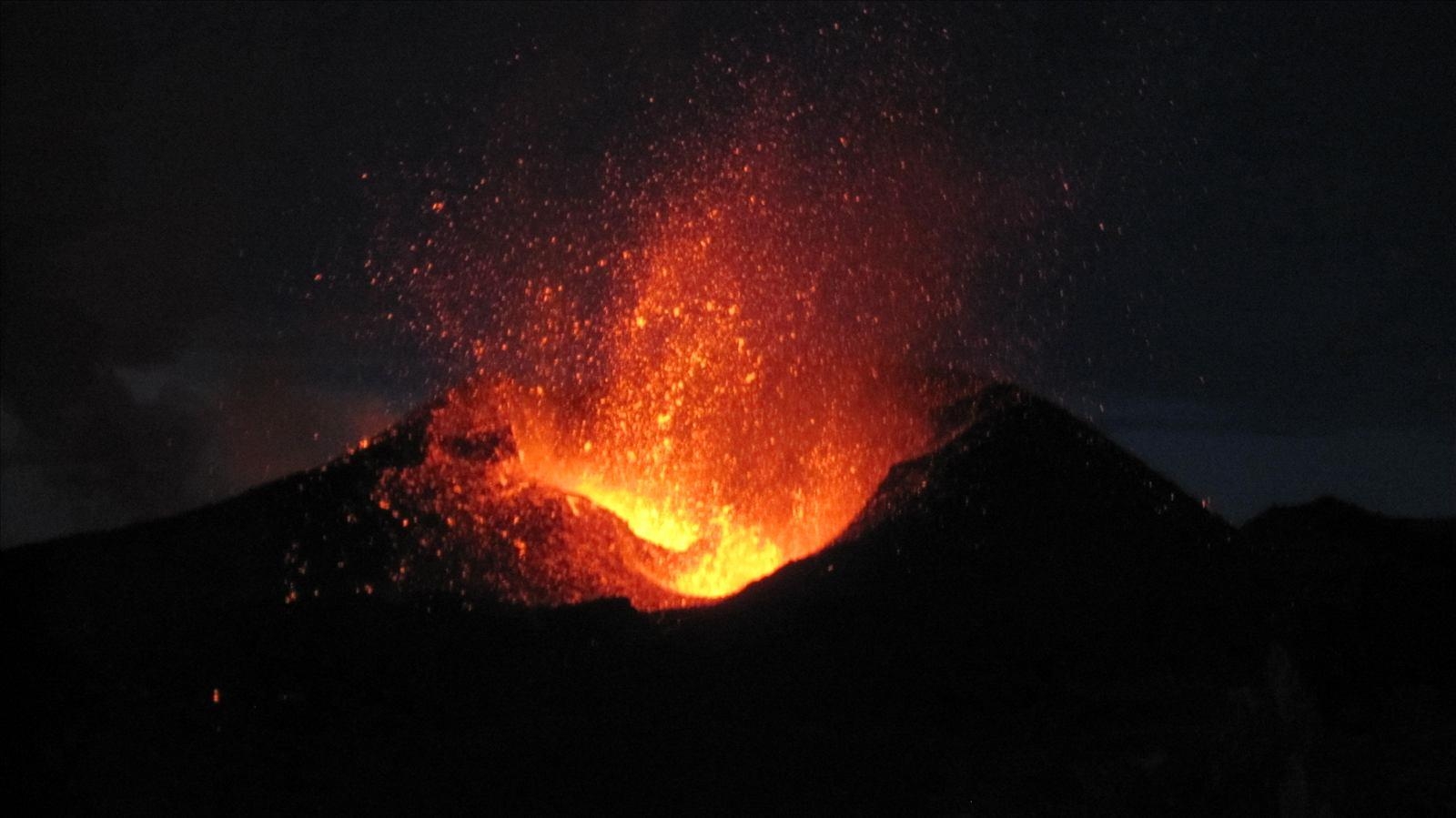 1600x900 Download Fire Ice Visiting Erupting Volcano Iceland Travellers, Desktop