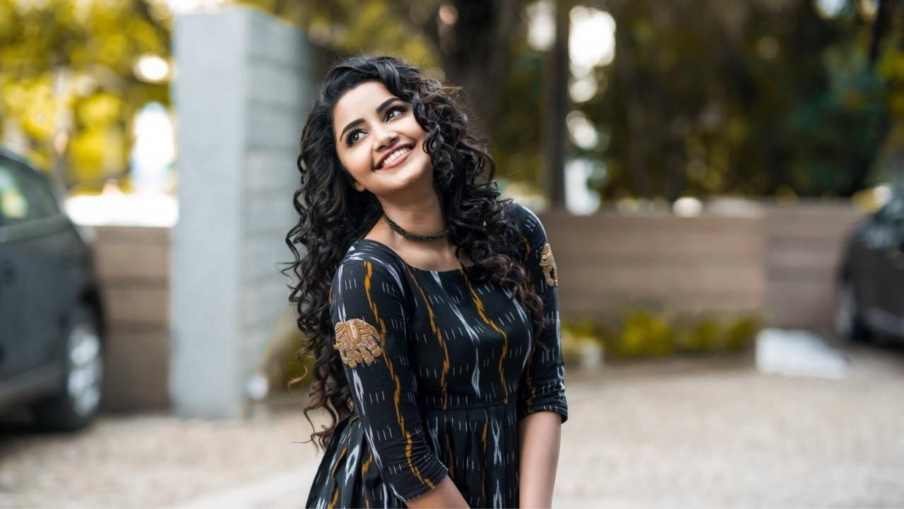 1280x720 Download  Anupama Parameswaran, Actress, Smiling Wallpaper, Desktop