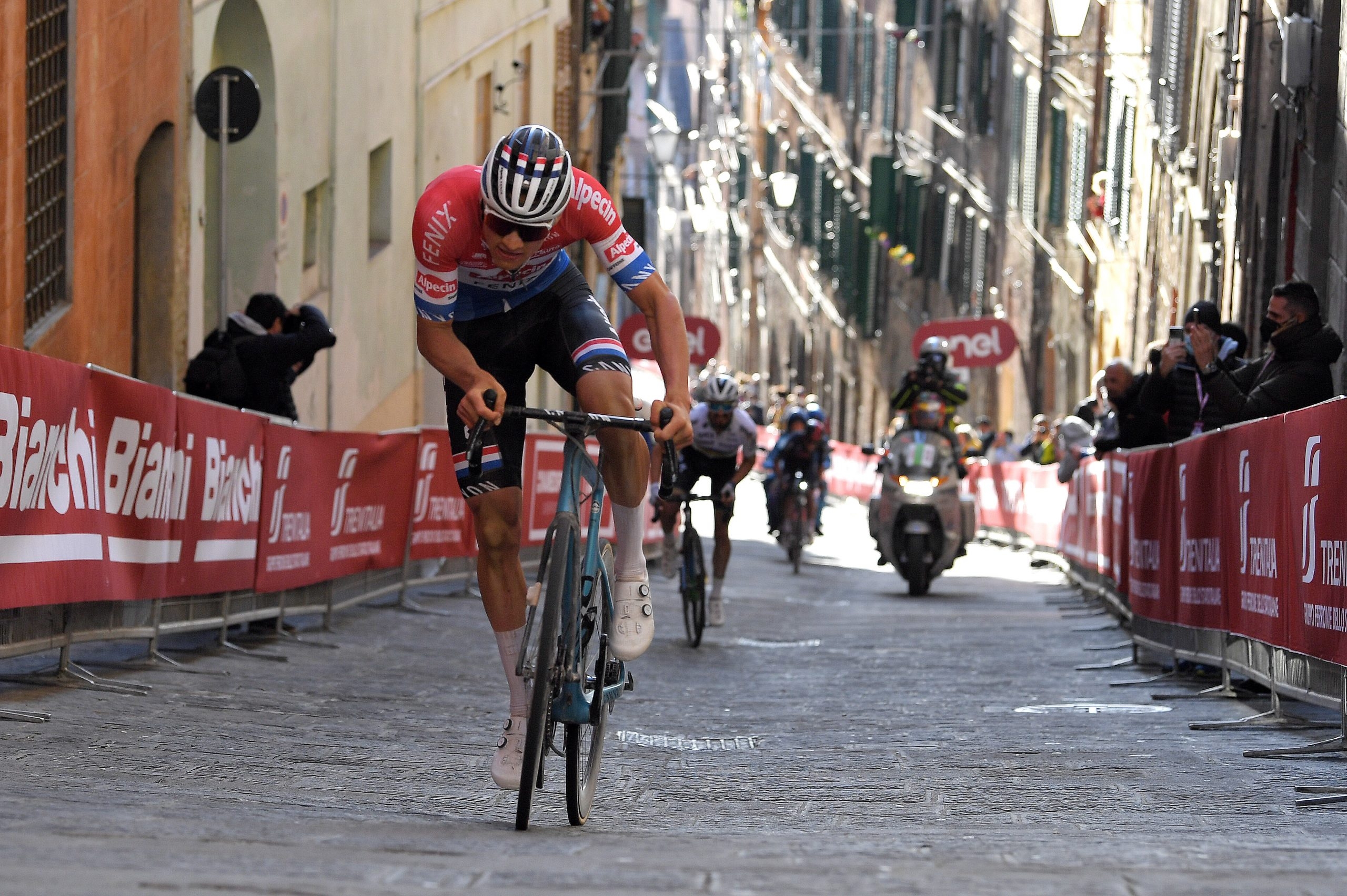 2560x1710 Lift off for Mathieu van der Poel as Dutchman powers to Strade Bianche victory, Desktop