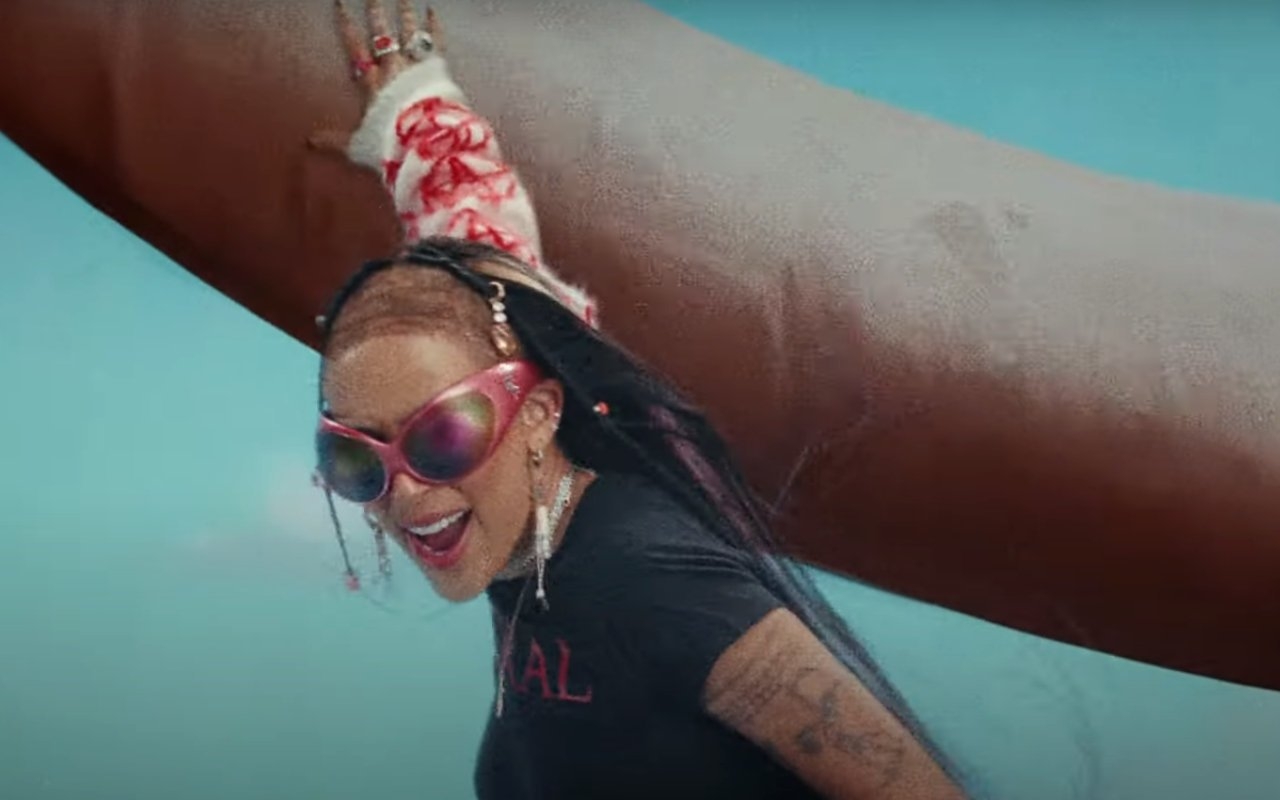 1280x800 Doja Cat Drops Her Eyeball in Bizarre MV for 'Paint the Town Red', Desktop