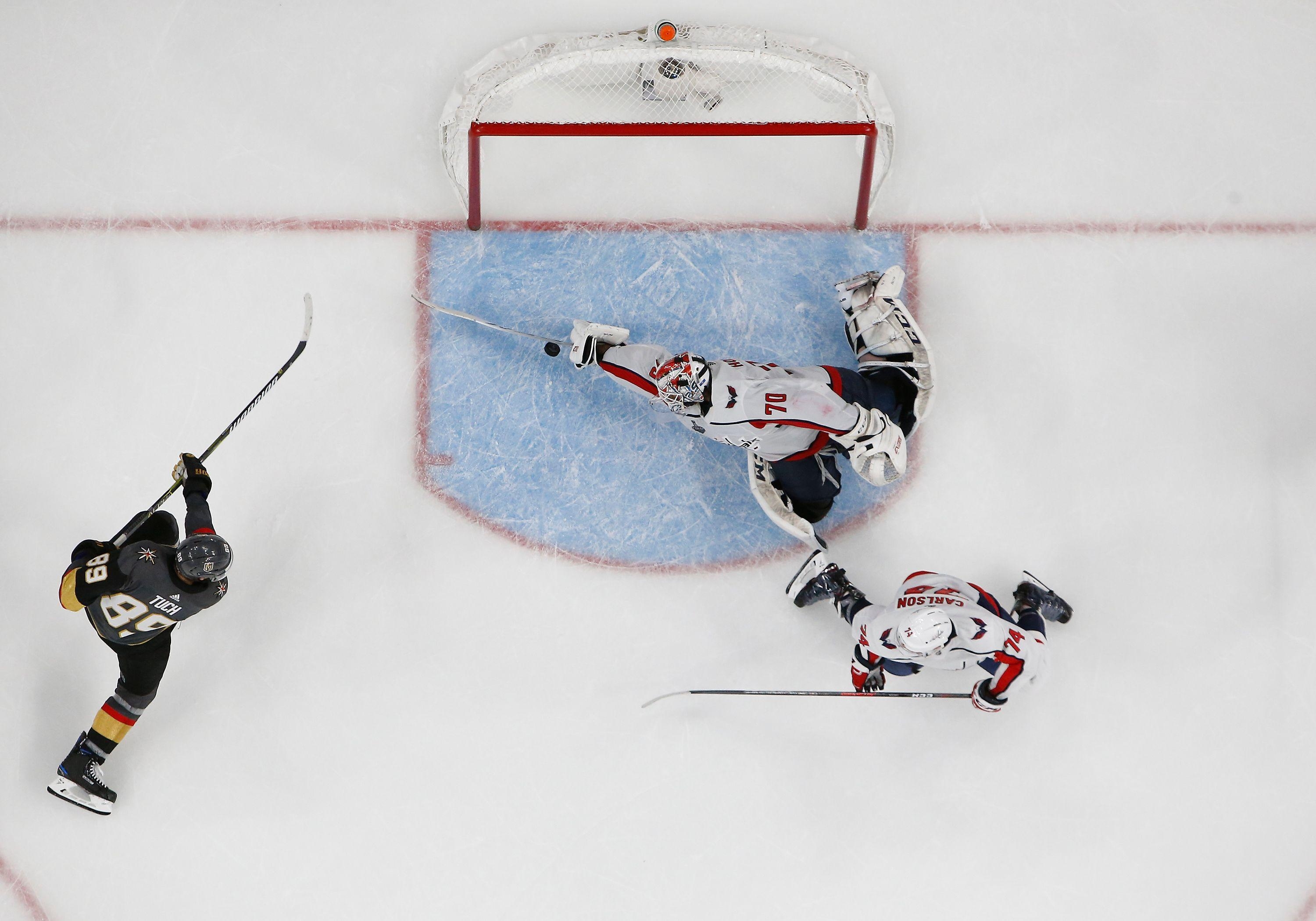 3000x2100 An NHL photographer captured an incredible image of Holtby's save, Desktop