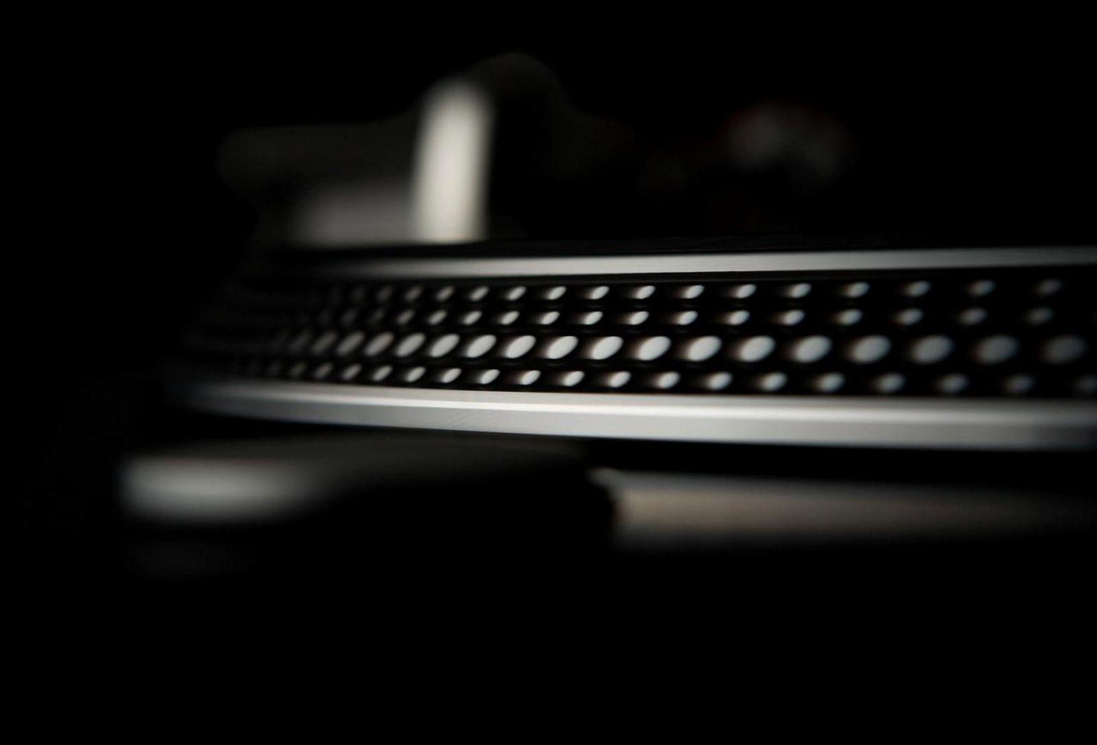 1600x1090 Turntable Wallpaper, Desktop