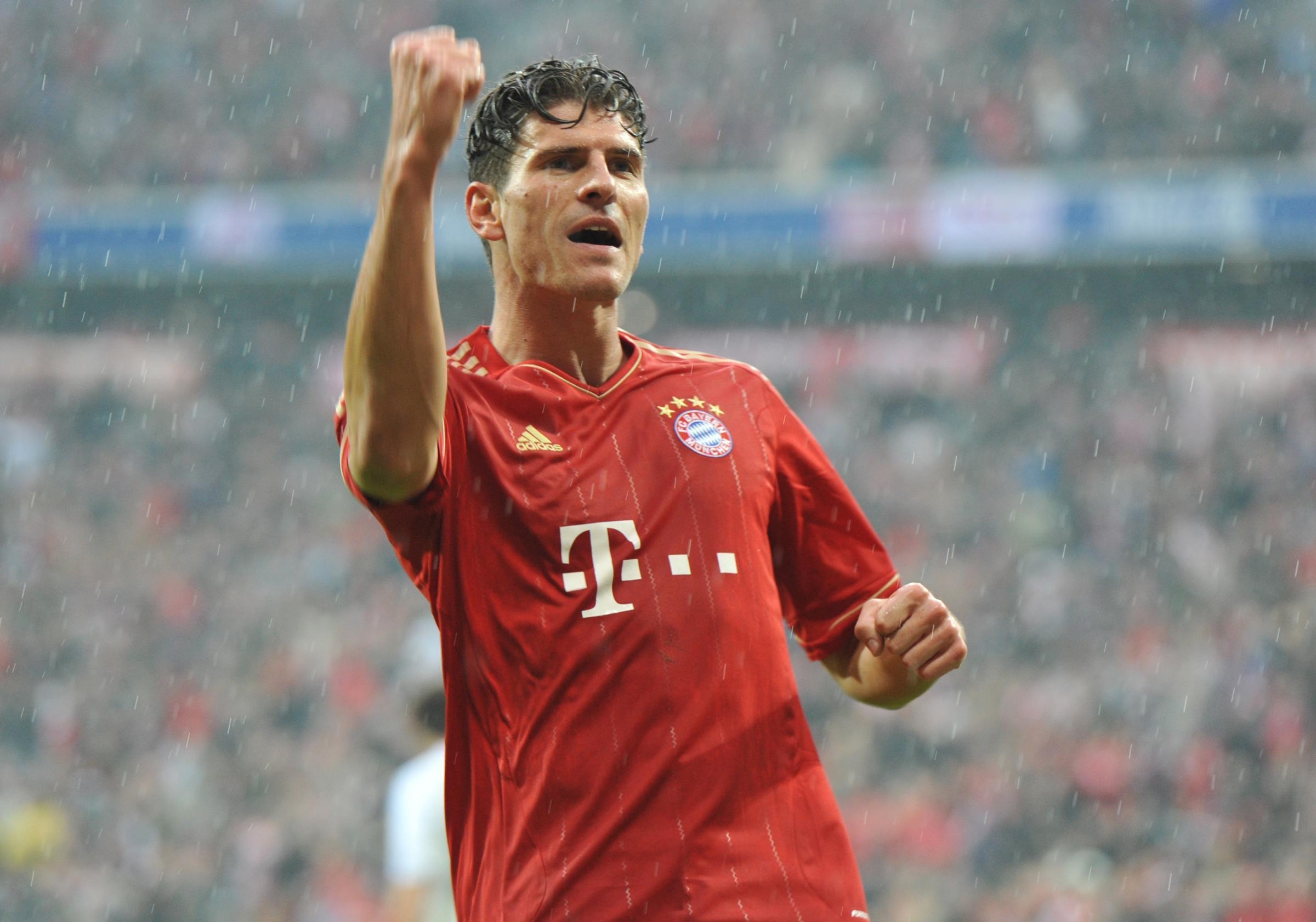 2400x1690 The best player of Fiorentina Mario Gomez under the rain, Desktop