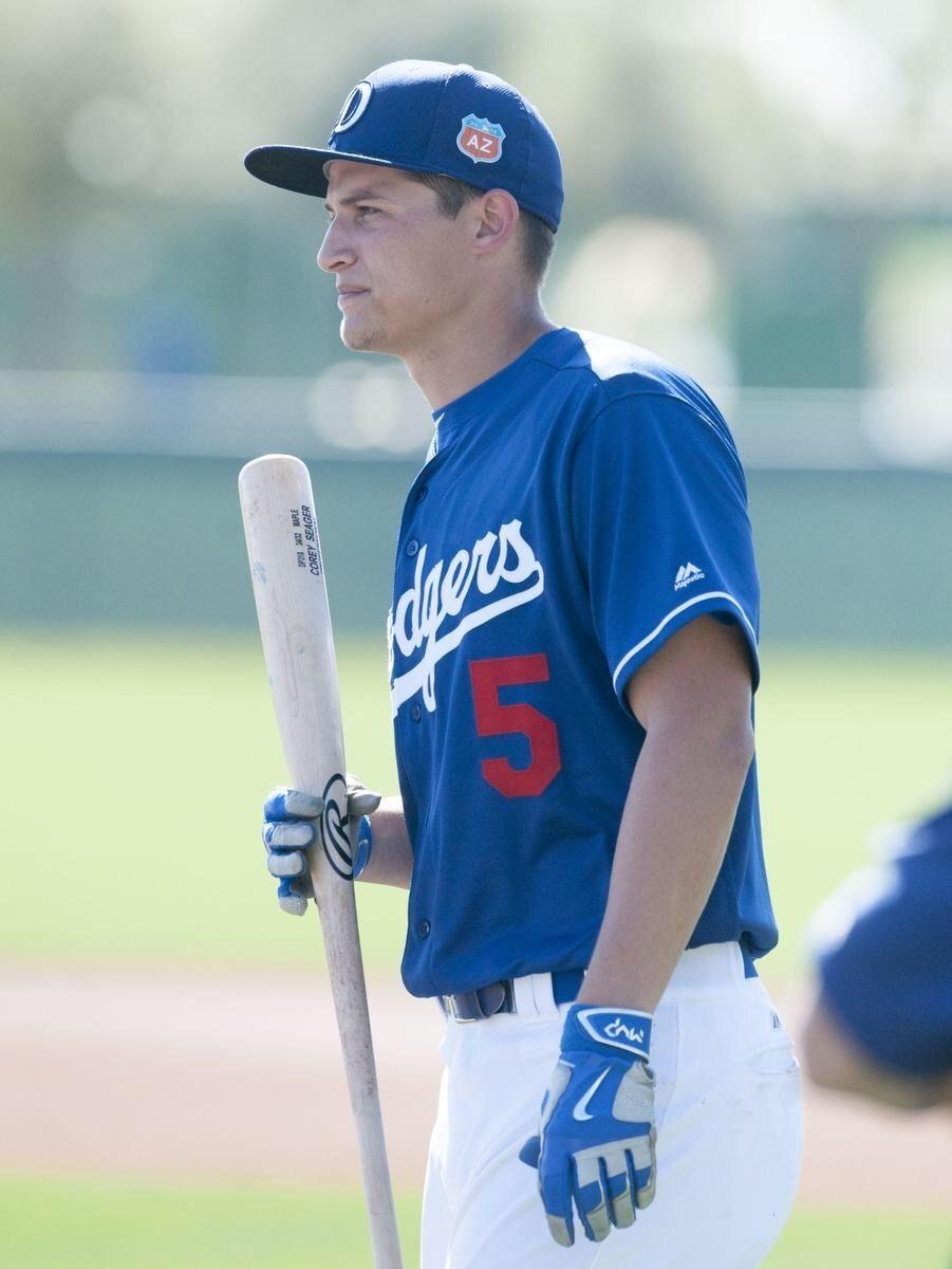 910x1200 The Los Angeles Dodgers Shortstop Corey Seager, Phone