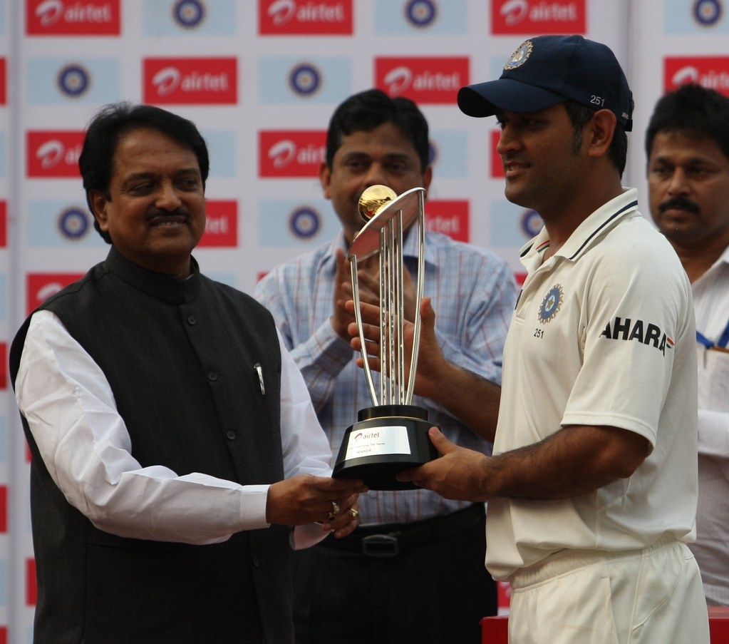 1030x910 MS Dhoni collects the winners' trophy, Desktop