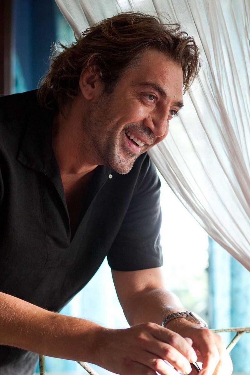 800x1200 Download Wallpaper  Javier Bardem, Celebrity, Smile, T Shirt, Phone