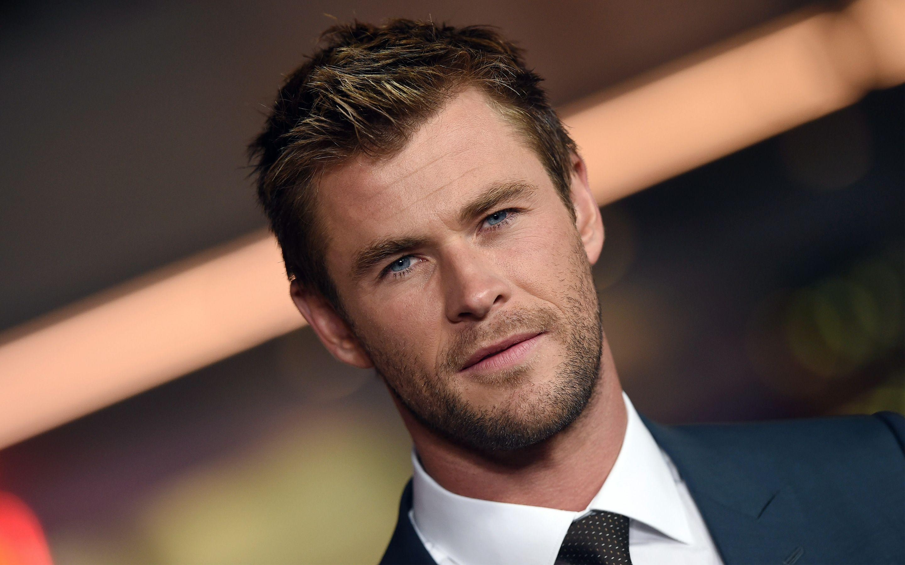 2880x1800 Chris Hemsworth Wallpaper, Desktop